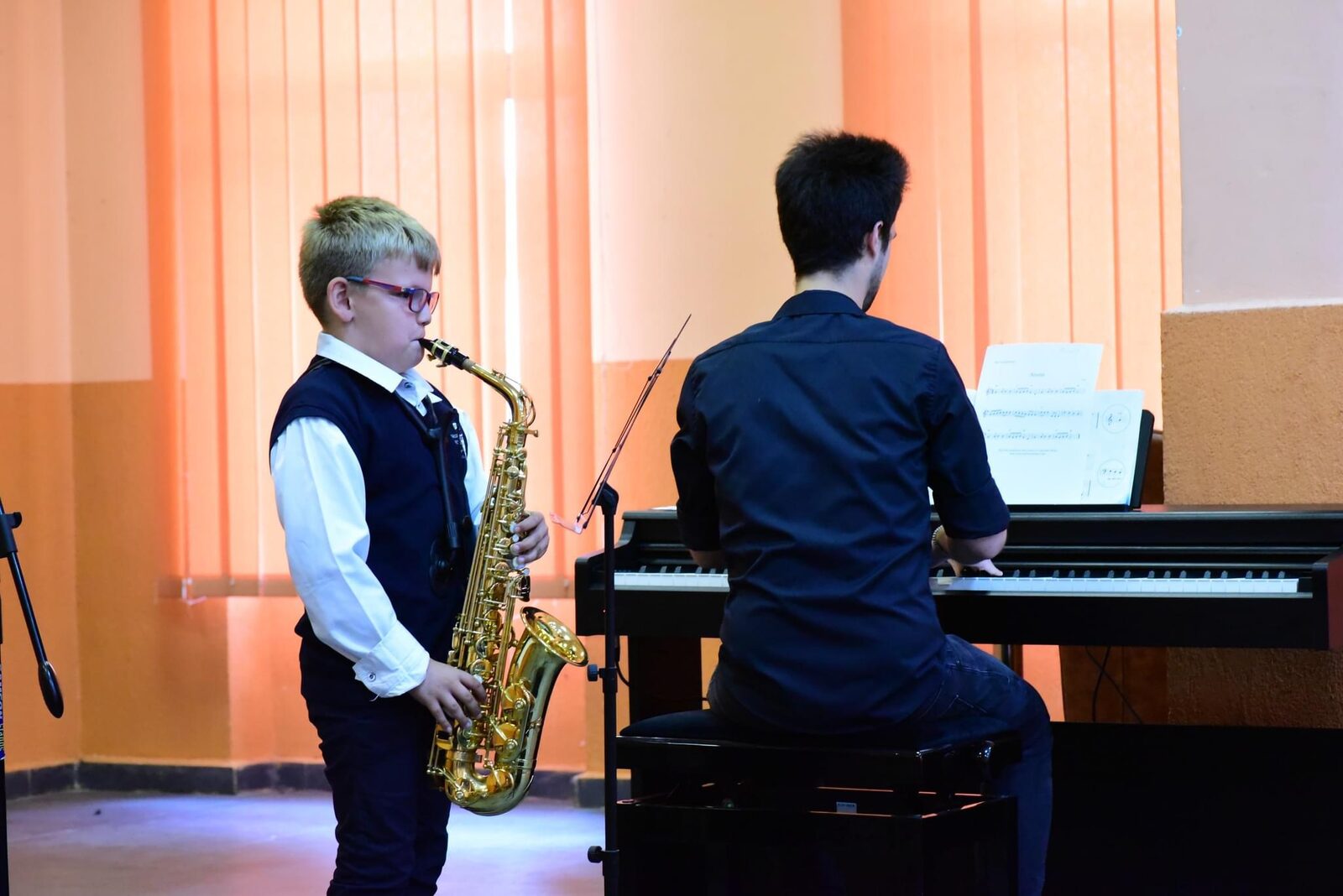 Moment de pe scenă la un concert al academiei 8